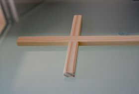 Croce in legno grezzo